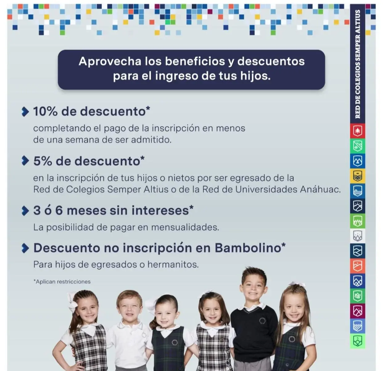 Promoción de beneficios y descuentos para inscripción de estudiantes, con niños en uniforme escolar posando juntos.
